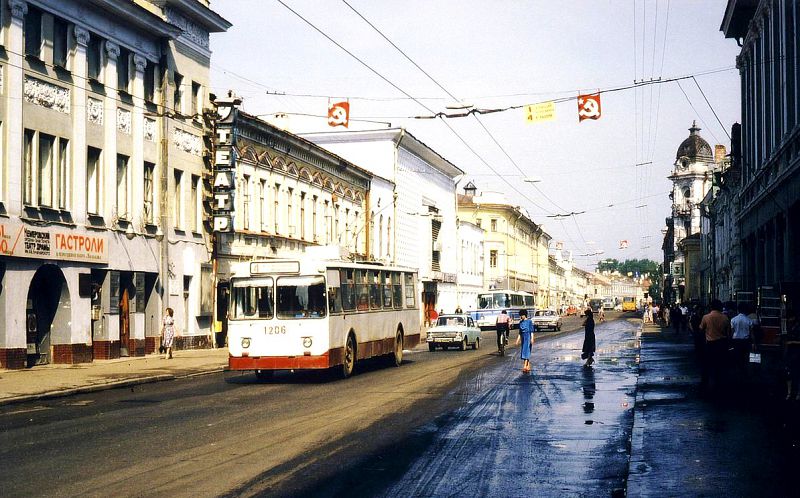 В годы "застоя" по улице Баумана ходил городской транспорт, а дво дворы было страшно зайти