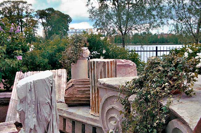 Руина в садике у Царицынского павильона