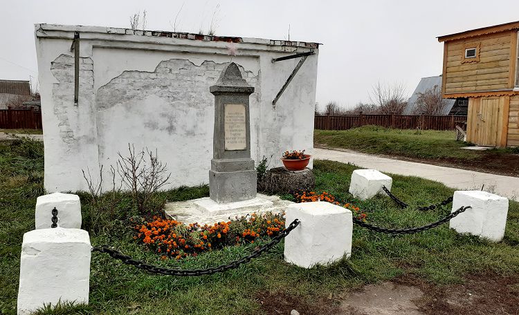 Стена коммунаров напоминает о страшных жертвах Гражданской войны