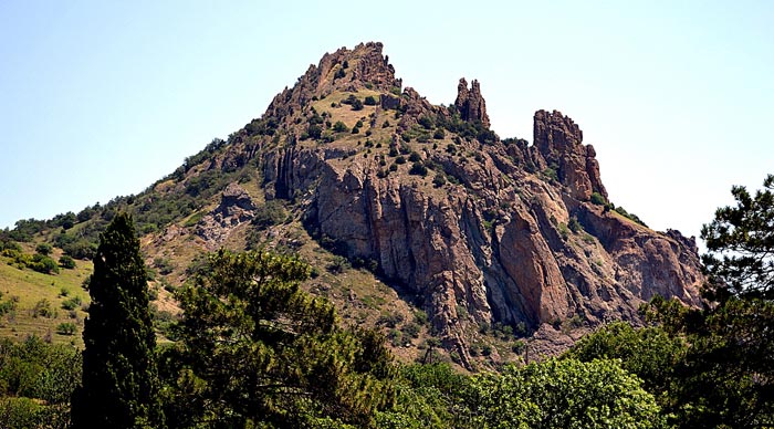Скальные образования одного из карадагских хребтов - Король и Королева