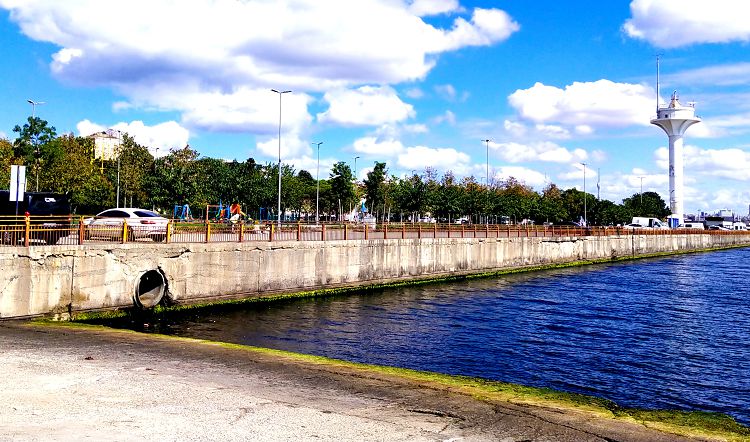 Мраморное море в районе Фатих можно потрогать руками, но купаться здесь нельзя