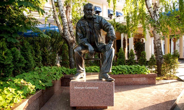 Памятник Юлиану Семенову у входа в гостиницу установлен в 2012 году