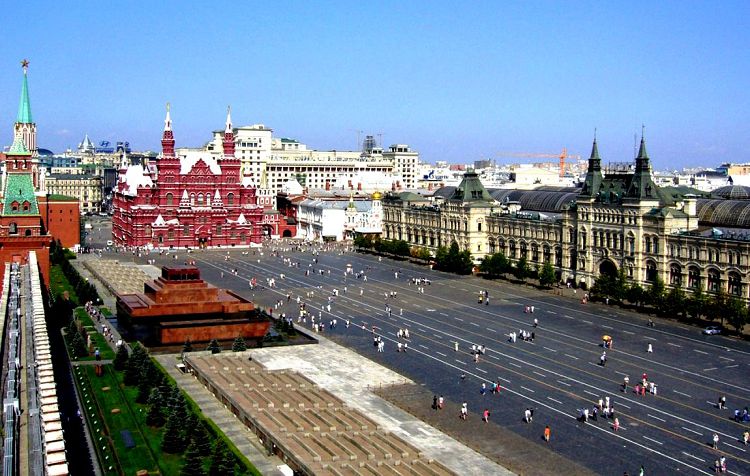 Здания торговых рядов сформировали северо-восточную границу площади