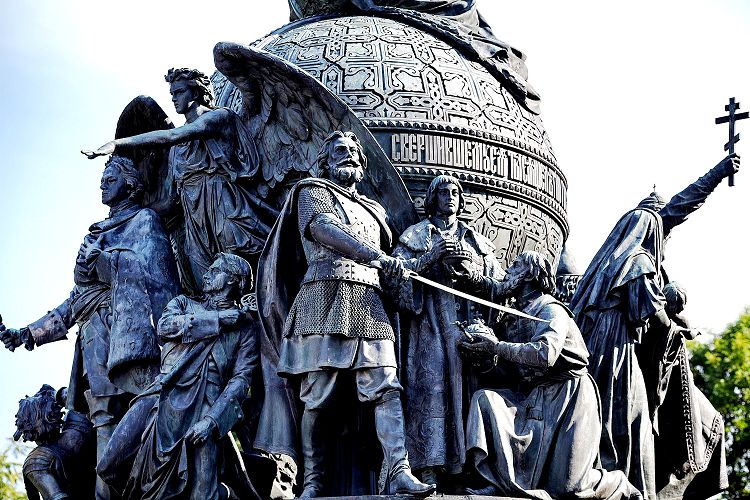 На Памятнике Тысячелетию в Великом Новгороде Минину и Пожарскому отведена почетная роль