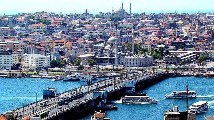 Галатский мост соединяет два исторических района - Фатих и Бейоглу