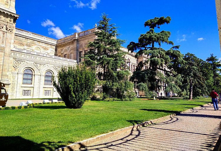 Дорога к Гарему идет между дворцовым зданием и Босфором по парковым аллеям