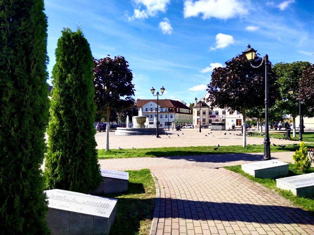 Центр площади занимает уютный и опрятный сквер с братскими захоронениями