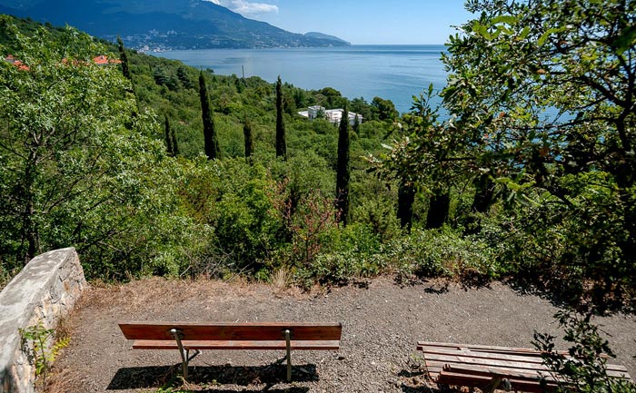 "Чеховские скамейки", где сидели когда-то его влюбленные герои из "Дамы с собачкой"