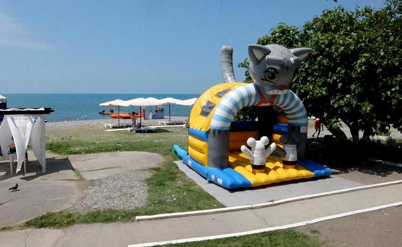 На пляжах встречаются детские аттракционы и иногда для них проводятся шоу