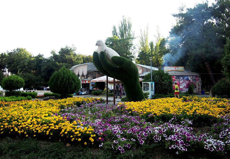 Одна из интересных парковых инсталляций - Памятник Голубю