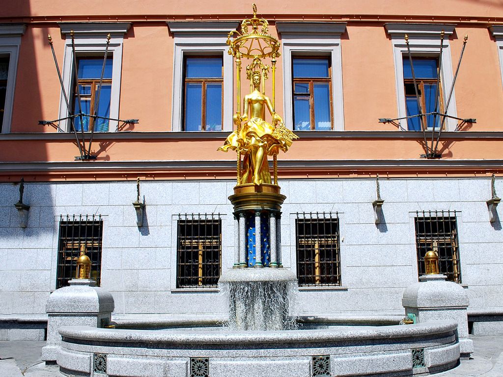 А около Принцессы Турандот надо непременно сфотографироваться на память