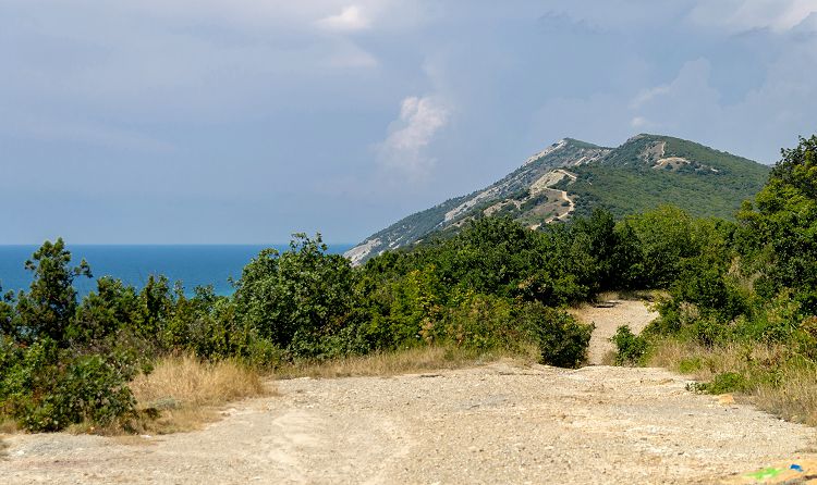 Прогулки по местным горным тропинкам - отличное и полезное для здоровья времяпровождение