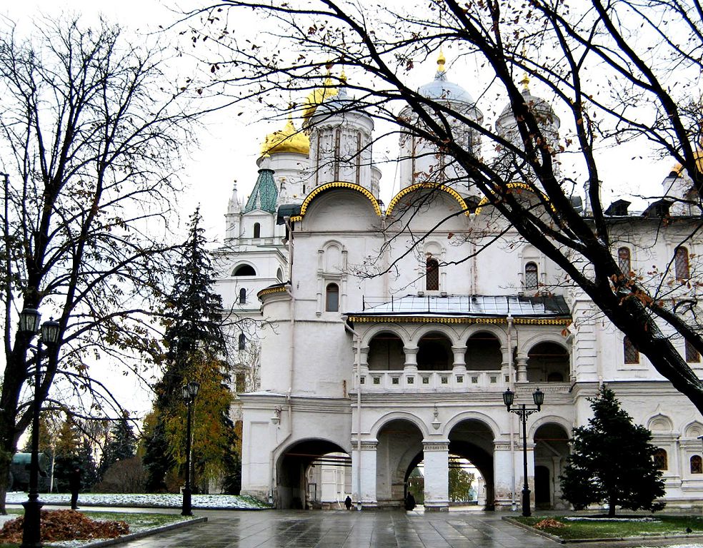 Пятиглавая Церковь Двенадцати апостолов занимает второй и третий этажи здания