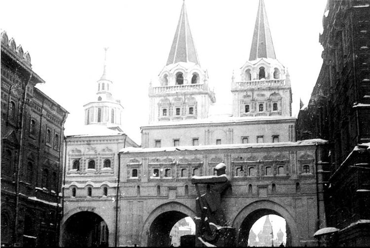 Например, вместо Иверской часовни появляется изображение революционного солдата