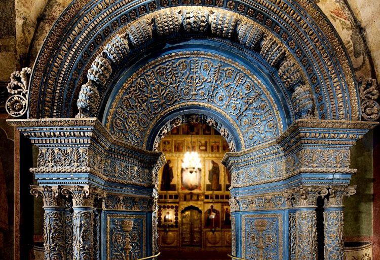 Перед основным объемом находится самый красивый резной портал собора