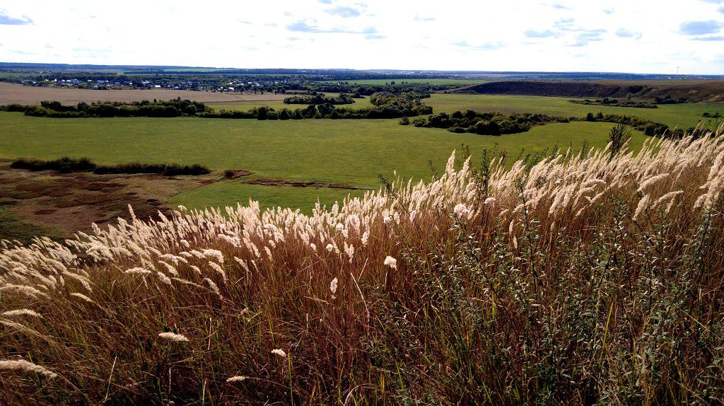 А с самого холма открываются прекрасные виды ны окрестные деревеньки