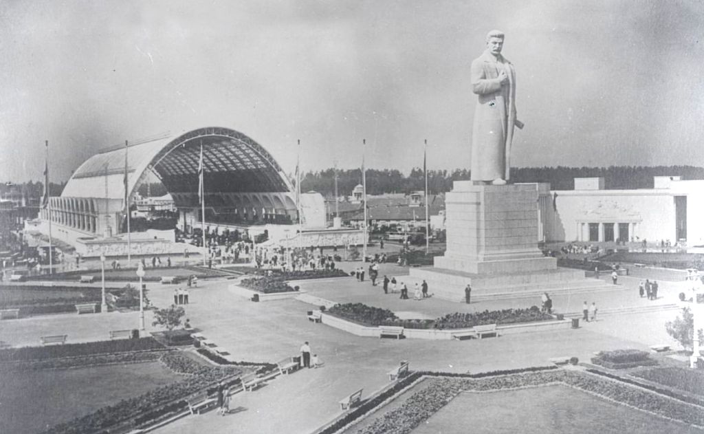 На Площади Механизации находился Памятник И.Сталину