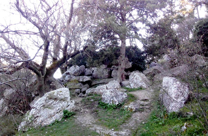 Сложил юноша из камней крестообразную форму и вернулись к нему силы