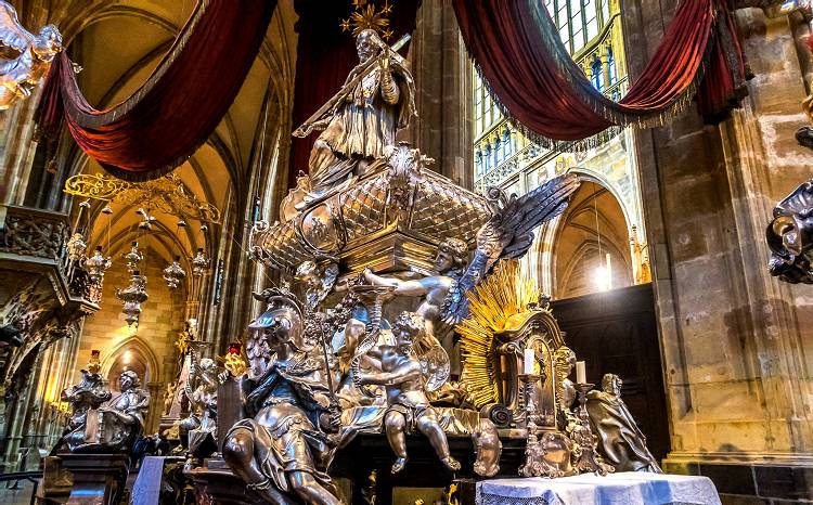 Интерьер Собора Вита нужно рассматривать очень внимательно