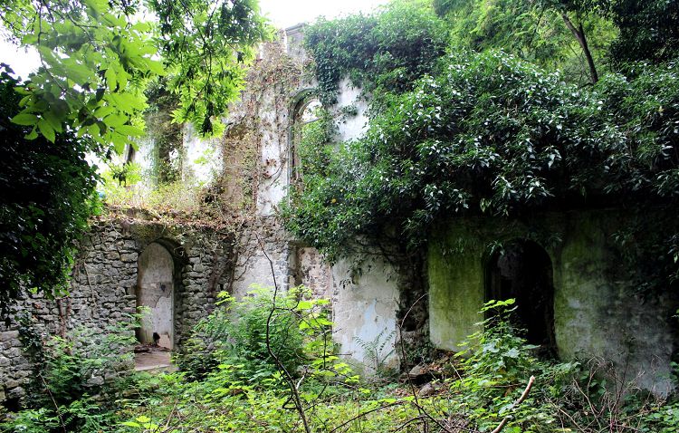 В окрестностях Музея Короленко можно найти руины бывших дачных особняков