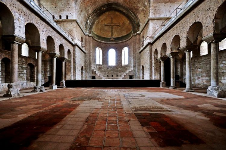 Интерьер Собора Святой Ирины сохранился со времен иконоборчества Интерьер Собора Святой Ирины сохранился со времен иконоборчества