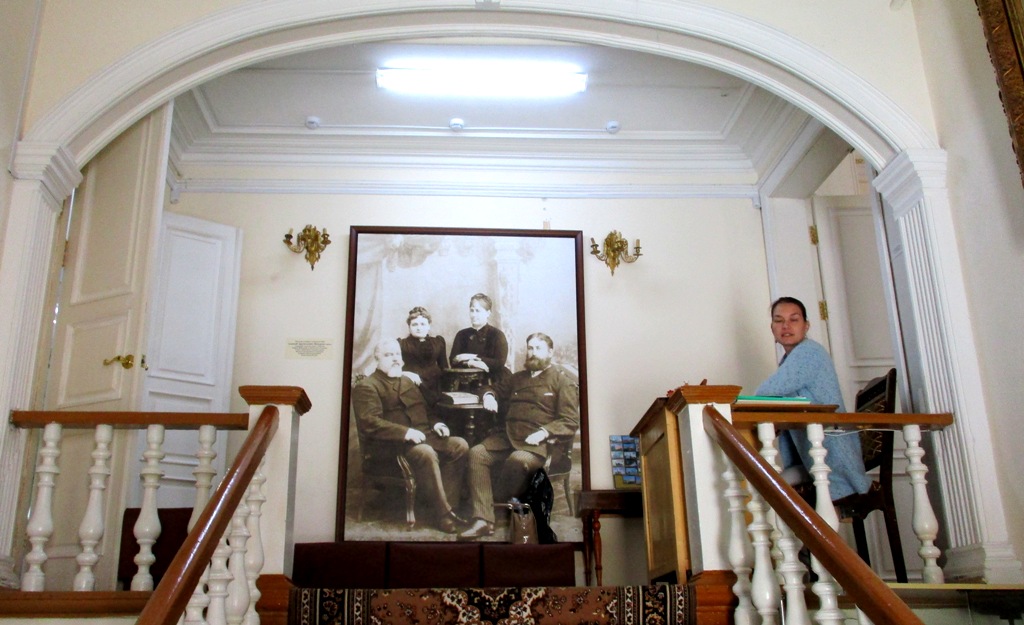 Фото семьи купца Подуруева встречает посетителей музея на входе