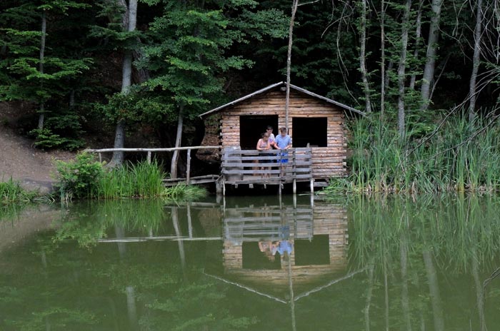 Романтичный домик у озера создает ощущение оторванности от цивилизации