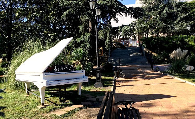 В Парке можно найти даже белый рояль в кустах!