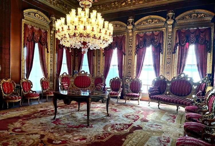 Панорамные окна Розового зала позволяли любоваться Босфором днем и ночью