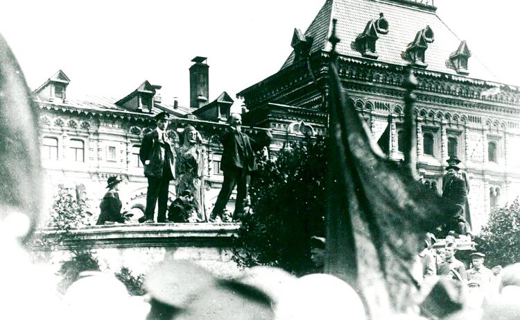 На Лобном месте 1 мая 1919 года выступал Ленин На Лобном месте 1 мая 1919 года выступал Ленин