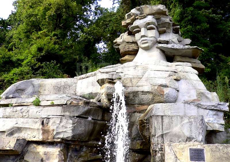 Символом Мацесты является скульптура Девушка, обнимающая гору