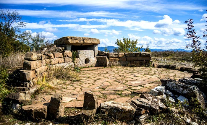 Лунный дольмен горы Нексис предпочтительно посещать на закате