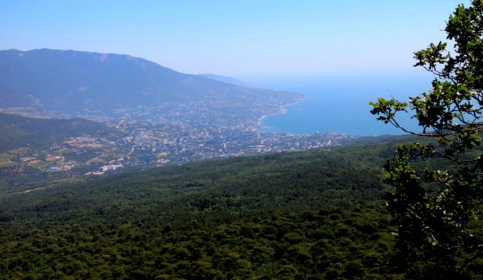 Вид на Ялту во время подъема на Ай-Петри становится легко узнаваемым