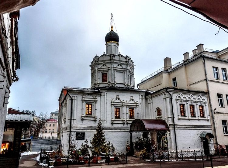 Во дворе Чижевского подворья чудом сохранился Успенский храм 17 столетия