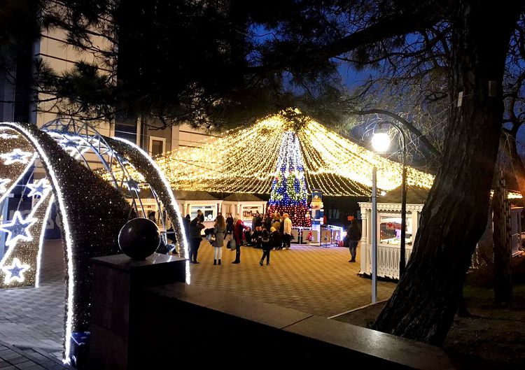 Зимой отдыхающие туристы с удовольствием гуляют по нарядным городским паркам Зимой отдыхающие туристы с удовольствием гуляют по нарядным городским паркам