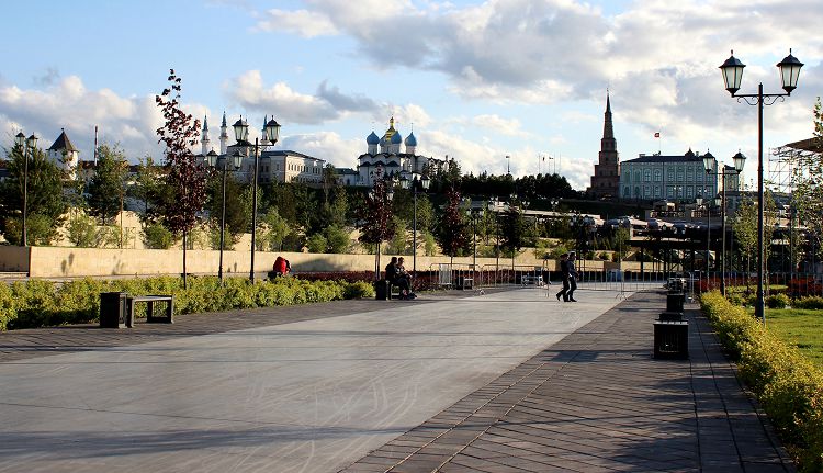 Находясь в историческом центре Казани, надо обязательно погулять по Кремлевской набережной