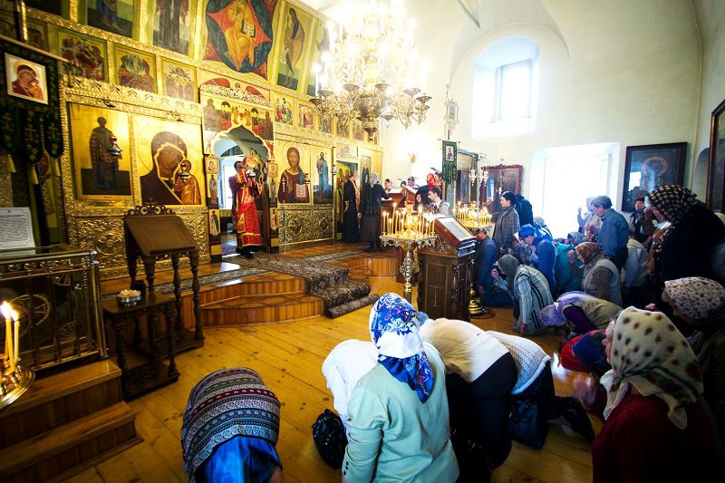 С середины 90-х годов 20 века службы в Введенском храме были возобновлены