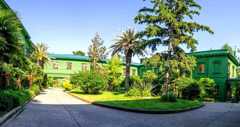 Внутренний дворик Дачи оформлен очень комфортно и уютно