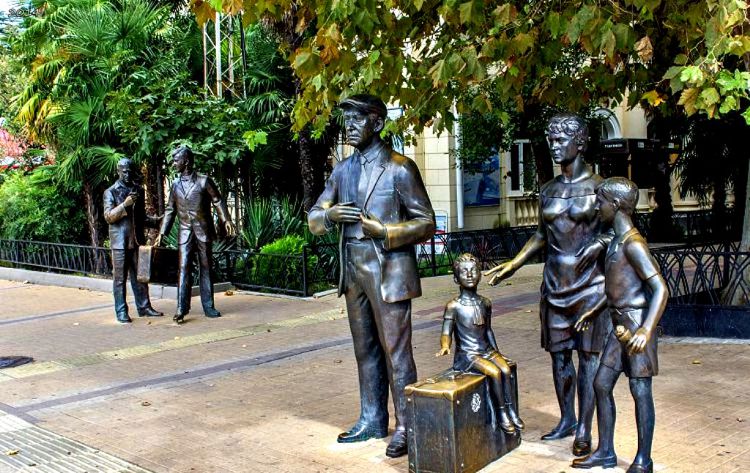 Скульптурная группа героев "Бриллиантовой руки" недалеко от Морвокзала