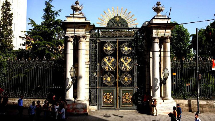 Определить местонахождение лицея можно по его прекрасным воротам