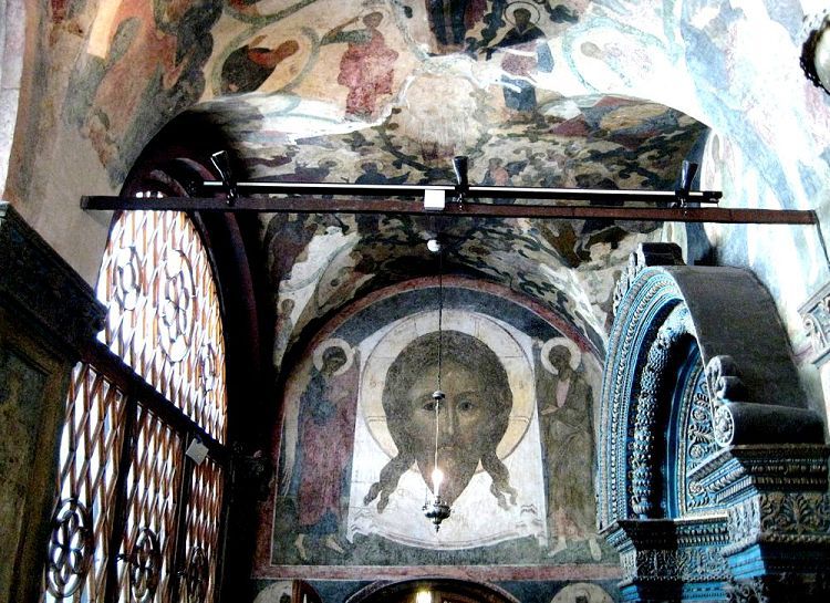 В северной галерее можно увидеть образ Всемилостивого Спаса