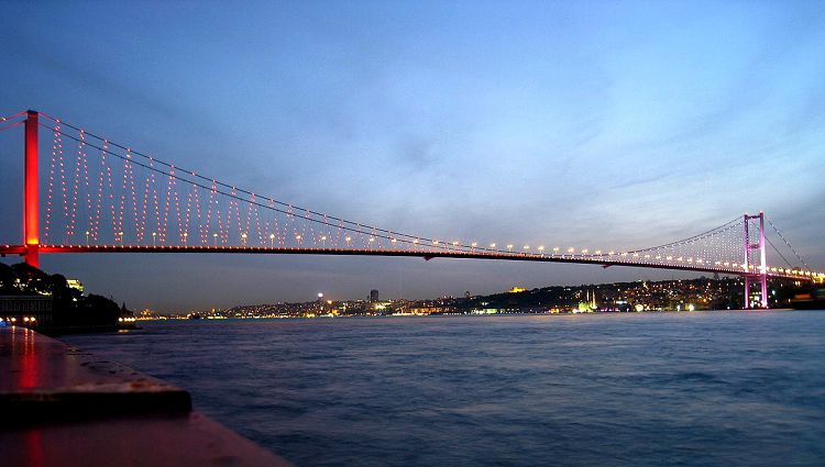 Босфорский мост - это самый первый мост, соединивший азиатскую и европейскую стороны города