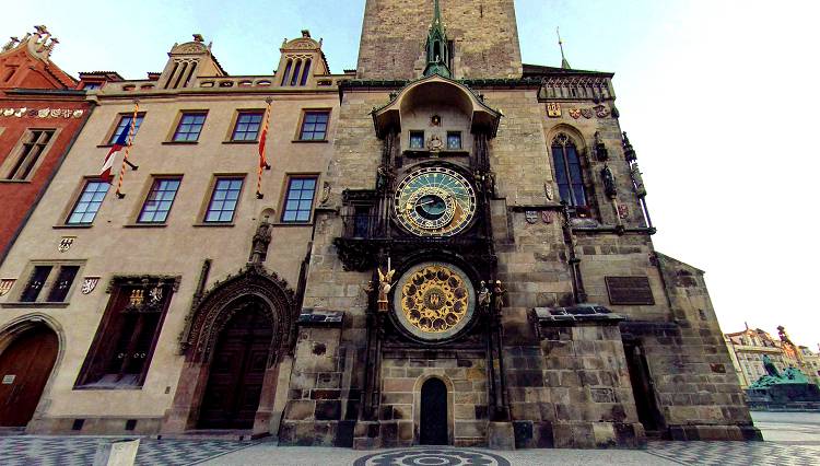 Часы на Городской Ратуше собирают зрителей каждый час