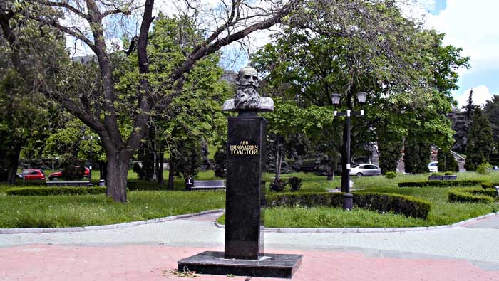 Памятник Толстому в Пятигорске Памятник Толстому в Пятигорске - достопримечательность