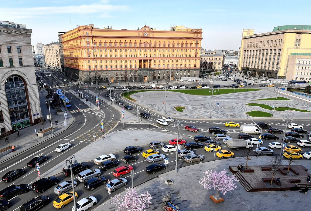 С печально знаменитой Лубянской площади можно вернуться на Красную площадь