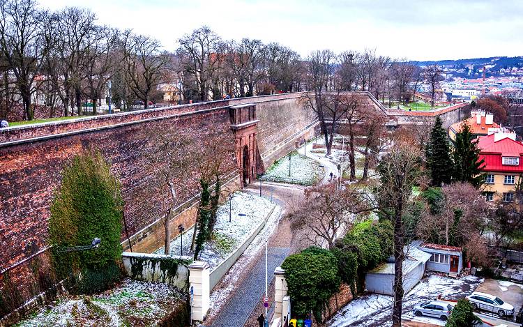 Крепостные стены Вышеграда окружают древнюю крепость