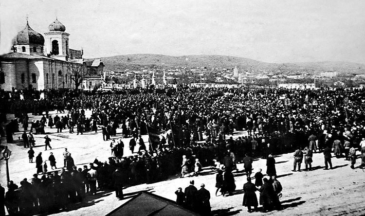 На церковной площади на революционные митинги собиралось много народа