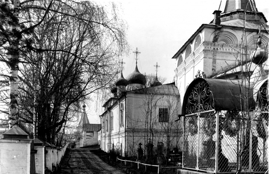 Некрополь у Вознесенского собора Печерского монастыря в 19 веке Некрополь у Вознесенского собора Печерского монастыря в 19 веке