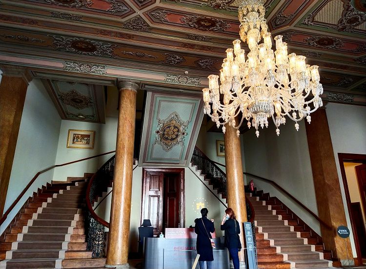 Прекрасный Музей ИЗО находится в одном из ответвлений дворца