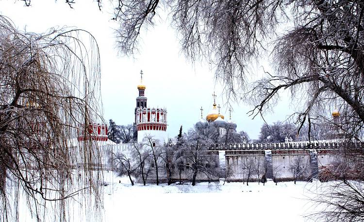 Около Новодевичьего монастыря царит зимний покой и умиротворение